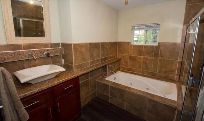 Building Photo - Fully Furnished 3 bed 2 bath home near Notre Dame
