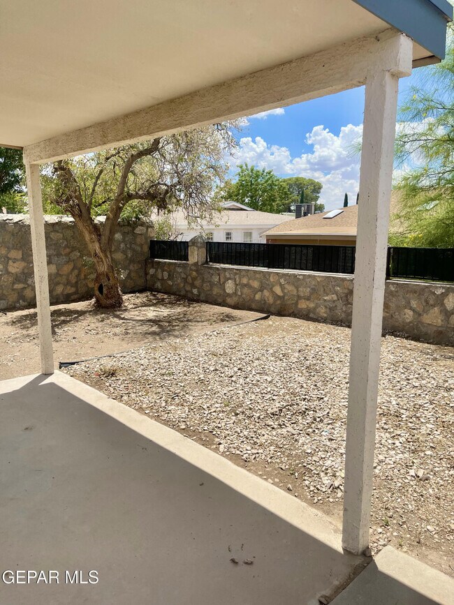 Building Photo - 2215 King James Pl