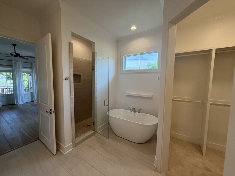 Building Photo - 427 Colony Dr