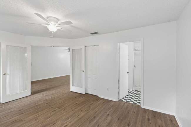 Building Photo - This 3/2 Beautiful Villa-Style Condo on Desirable Coverplace Community of Palm Harbor!