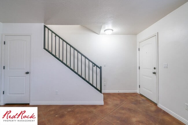 Building Photo - End Unit, DOG-FRIENDLY 3 Bedroom Townhome ...