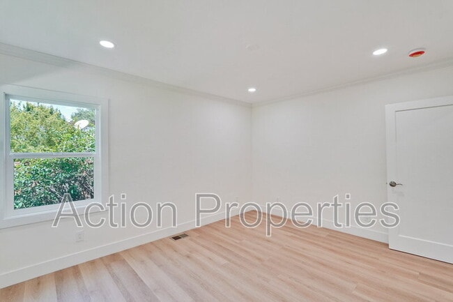 Building Photo - 207 Haight St