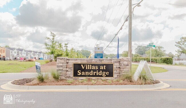 Building Photo - Spacious 3 Bedroom w/Loft, End Unit