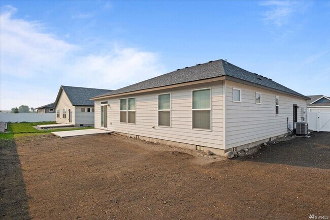 Building Photo - 3 bedroom, 2 bath house with garage