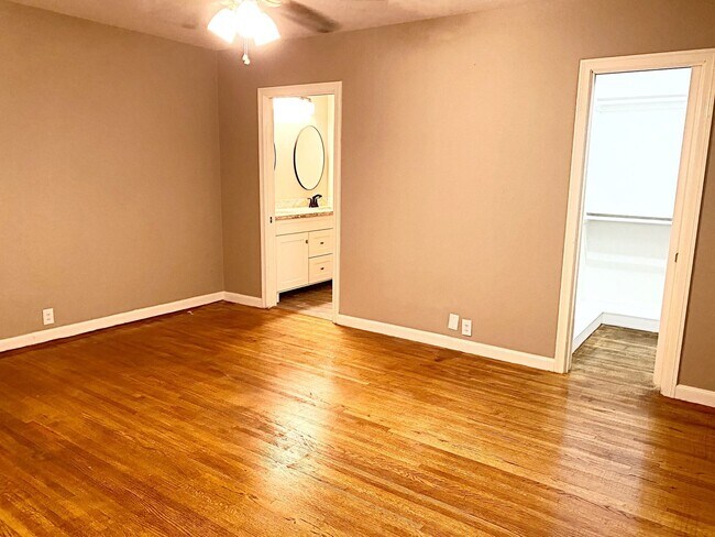 Building Photo - 725 Yount St
