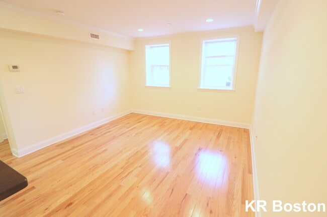 Building Photo - 10 Chauncy St