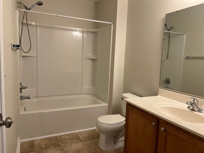 Building Photo - Beautiful 4 Bedroom, 3.5 Bath, Pet Friendl...