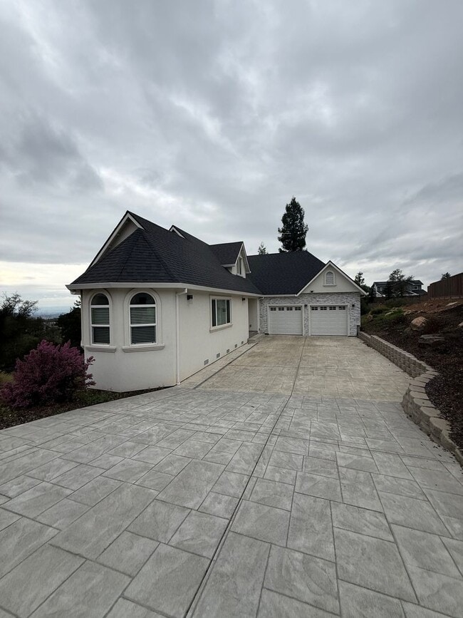 Building Photo - Newer Construction 2,500 Square Foot 3 Bedroom 2.5 Bathroom Fountaingrove House