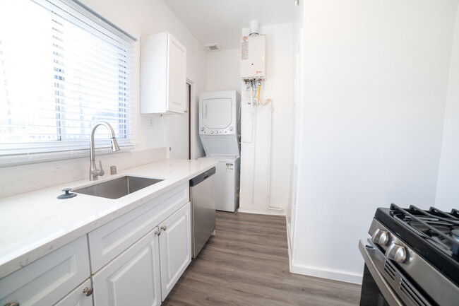 Building Photo - UPPER UNIT DELIGHT! 1BD IN KTOWN WITH IN-U...