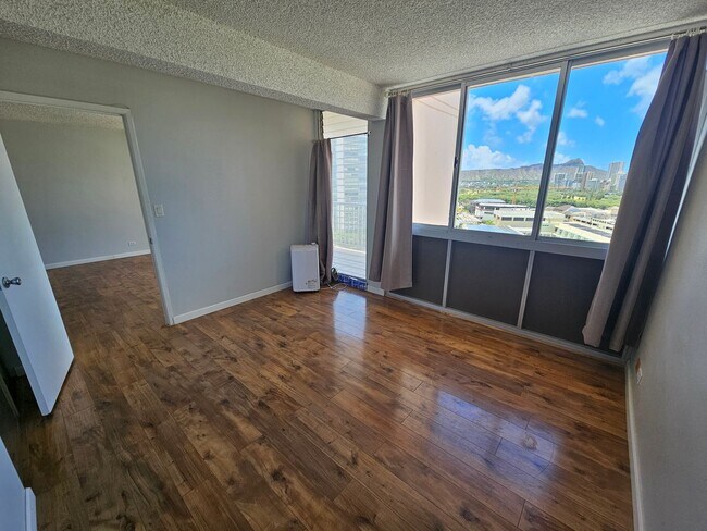 Building Photo - 2-Bedroom Condo, Private Lanai, Views, W/D...