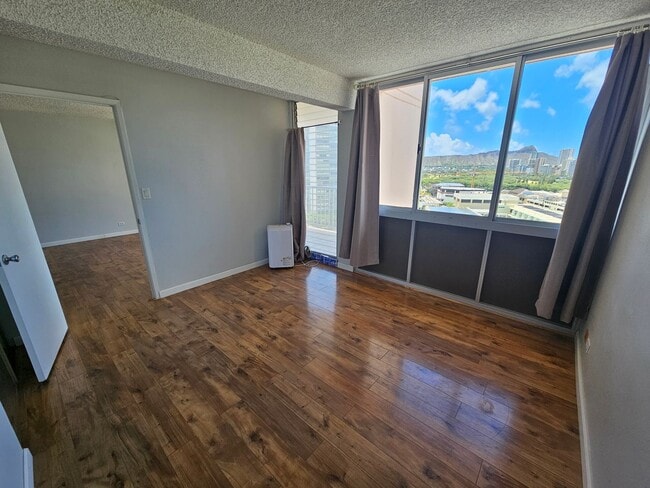 Building Photo - Bright 2-Bedroom Condo with Lanai
