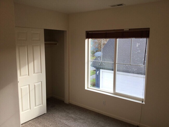 Building Photo - 3 Bedroom Home in Bethel-Danebo Area