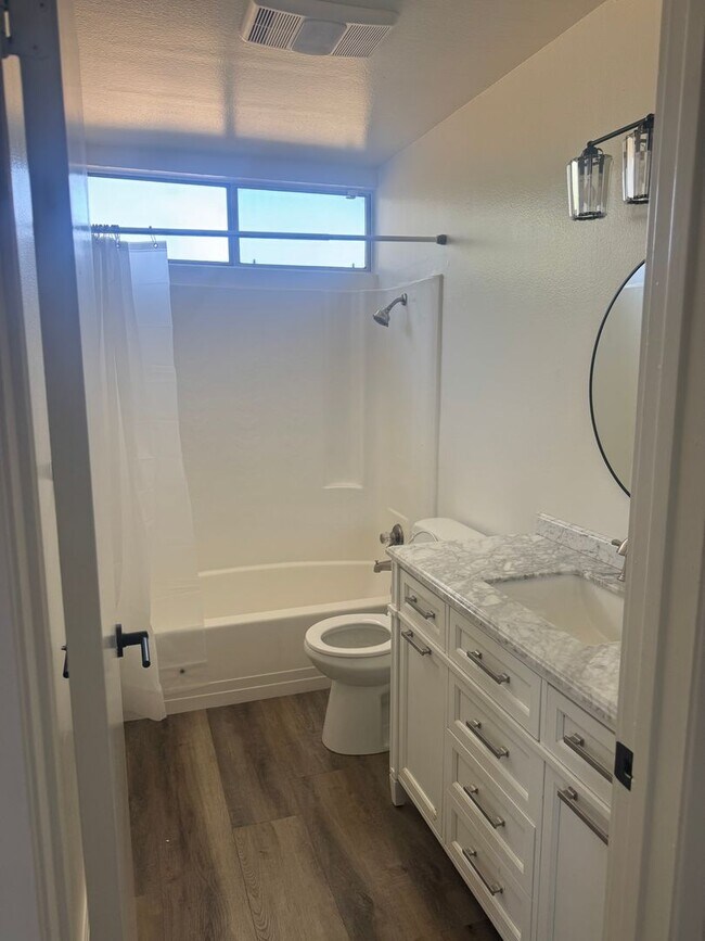 Building Photo - 4 Bed/3Bath