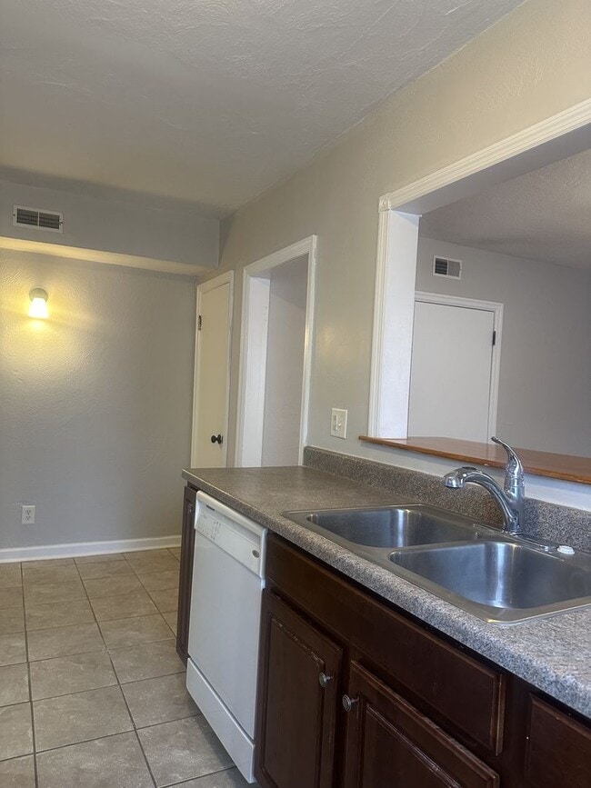 Building Photo - MOVE IN SPECIAL! 1/2 Month RENT! 1 Bed 1 Bath Apartment available East Columbus!