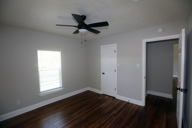 Building Photo - 713 Churchill Dr
