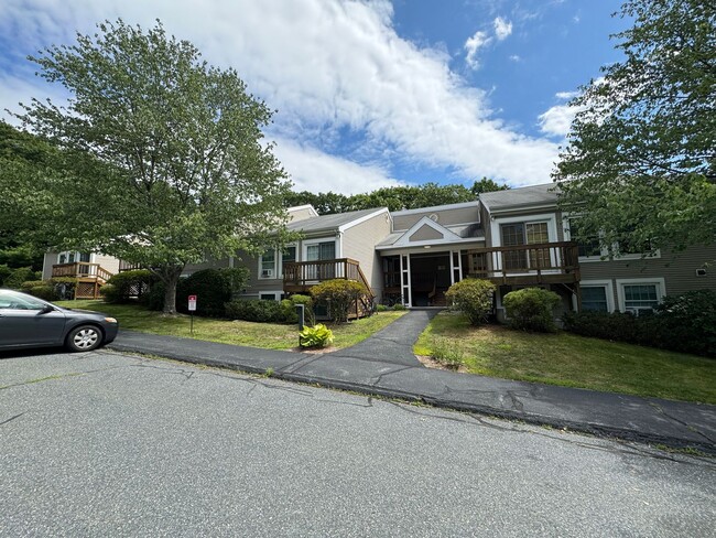 Building Photo - Beautiful One Bedroom Condo - HEAT INCLUDED!!
