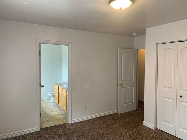 Building Photo - Spacious 5 Bedroom in Roy!