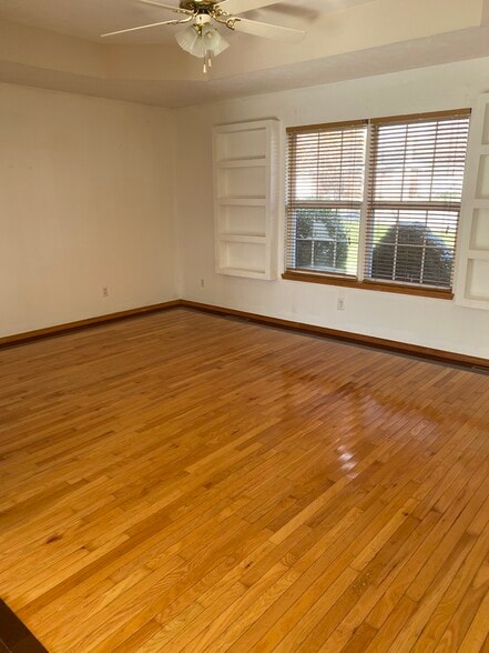 Building Photo - 110 E Church Hill Ct