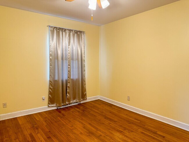 Building Photo - 904 Forestview Dr