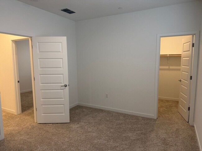 Building Photo - Beautiful Sacramento 5 Bedroom 3 Bathroom 3000 Sqft. Home for Rent