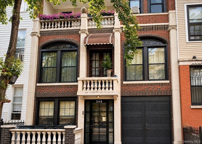 Building Photo - 240 Suydam St