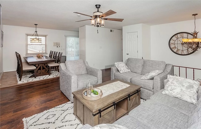 Building Photo - LOWER BEAVER!! 4 Bed, 2 Bath Home in Des Moines