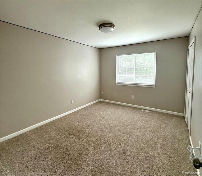 Building Photo - 1625 Lakewood Dr