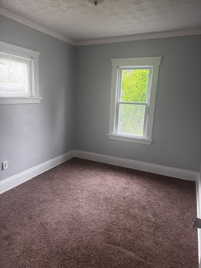 Building Photo - 4 bedroom 2 bath