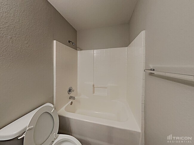 Building Photo - 710 Green Acres Ln