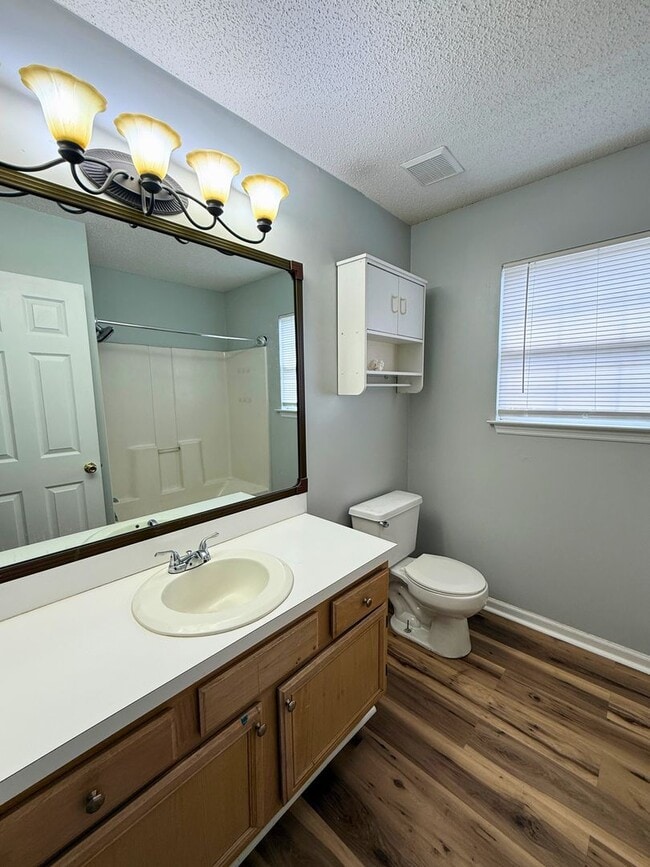 Building Photo - 4/2 with access to Community Amenities