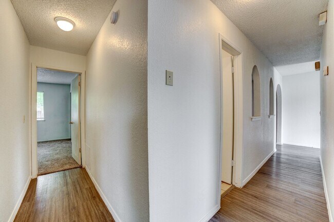 Building Photo - 4 Bed | 2 Bath | Broken Arrow | October