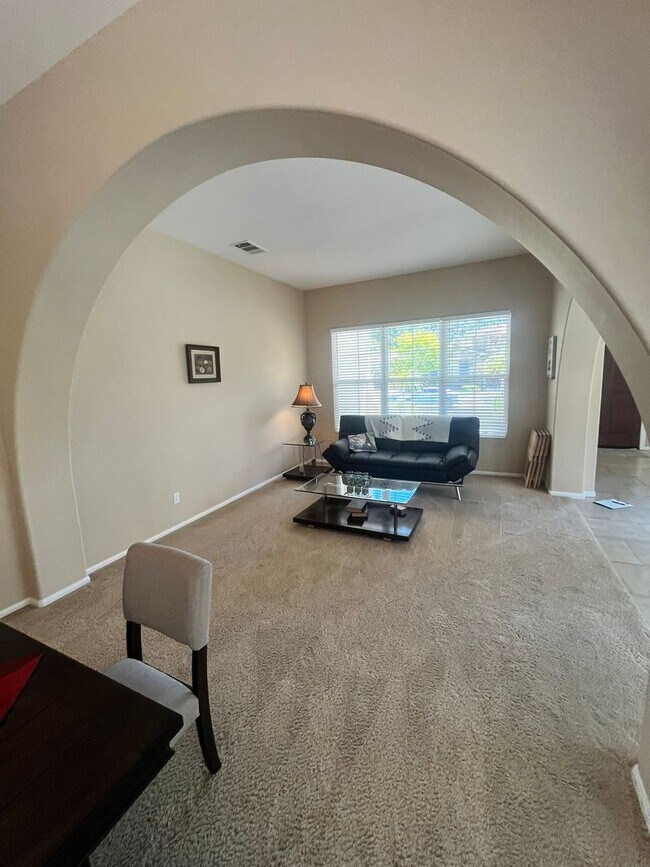 Building Photo - Fully?Furnished 4?Bed?|?3?Bath Pool Home i...