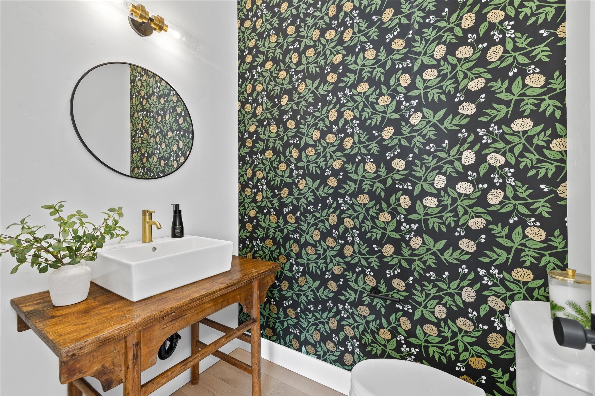 Building Photo - 614 N Avenue H Ave