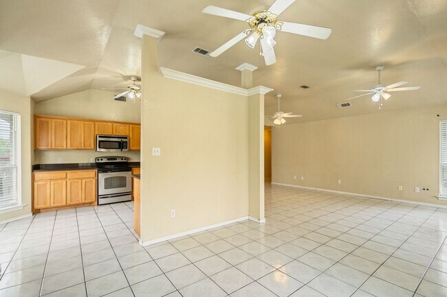 Building Photo - Spacious 3 Bedroom, 2 Bath Home on Quiet Dead-End Street