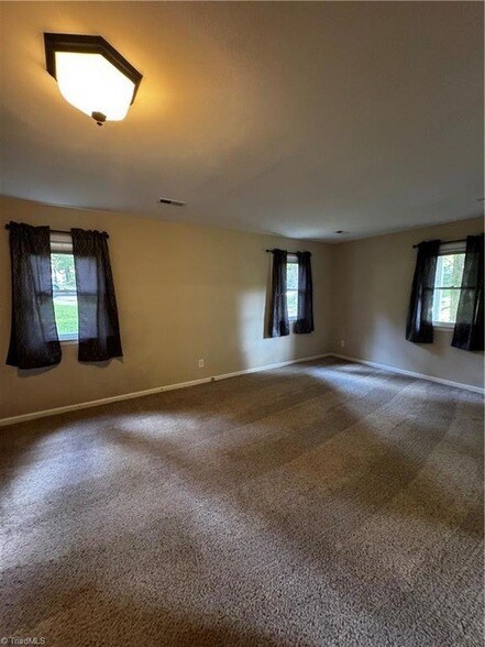Building Photo - 505 Willow Dr