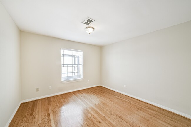 Building Photo - 2411 Wroxton Rd