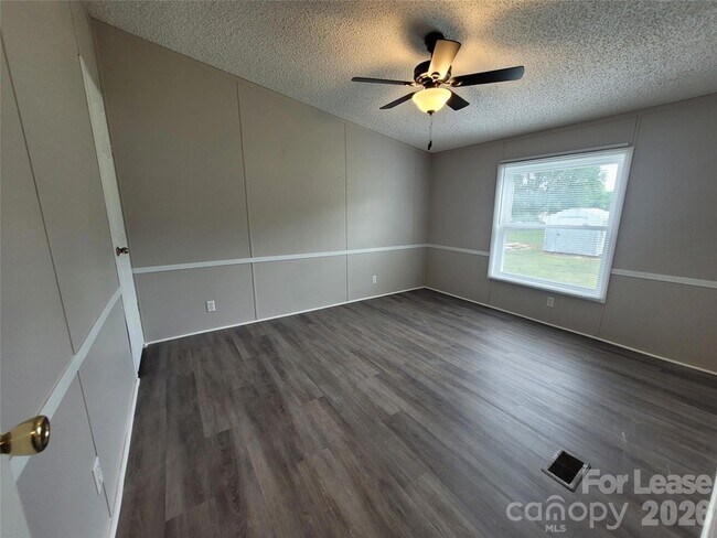 Building Photo - 179 Family Cir