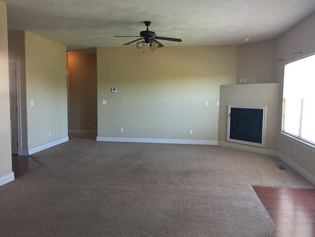 Building Photo - 3 Bedroom Ozark Home in Wonderful Neighborhood!