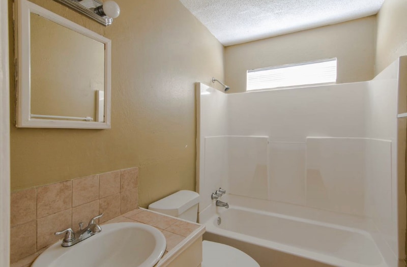 Building Photo - 830 E Linda Dr