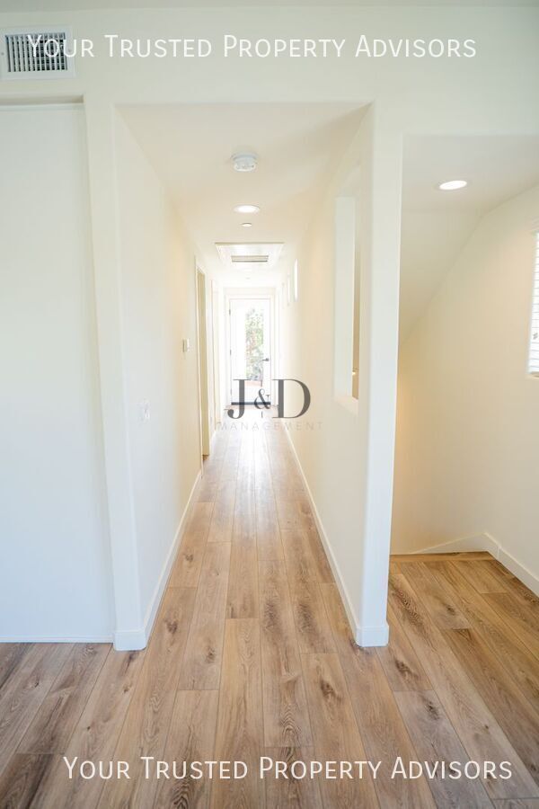 Building Photo - 1371 N Vulcan Ave