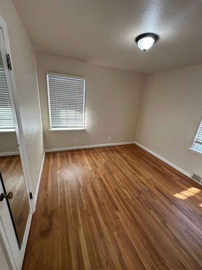 Building Photo - CHK1903