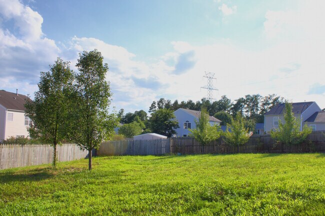 Building Photo - 3-bedroom House with Fenced-in Backyard Available on Sep 14th