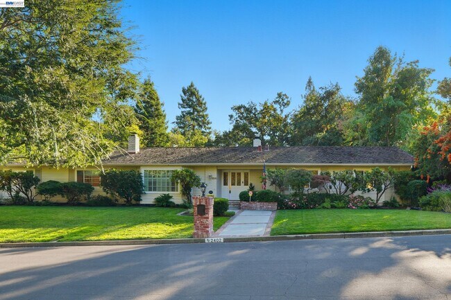 Building Photo - 2402 Royal Oaks Dr