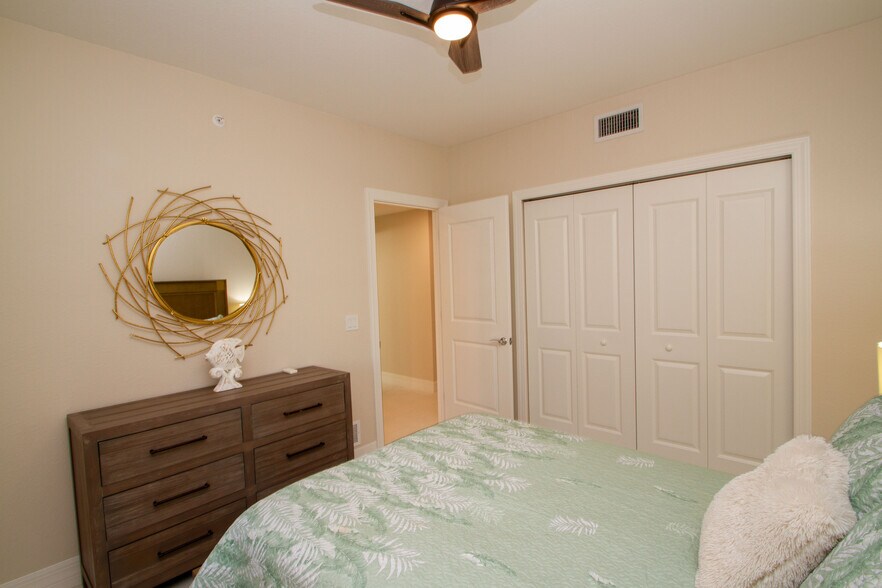 Guest Bedroon - 262 Indies Dr E