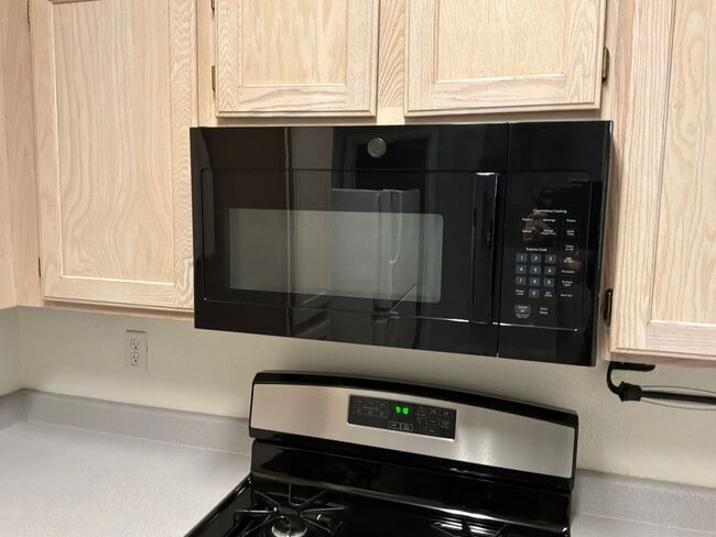 Building Photo - 3 Bedrooms 2.5 Bathrooms 2 car attached garage Gated Subdivision