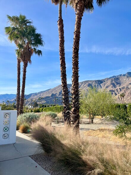 Building Photo - 277 East Racquet Club Road