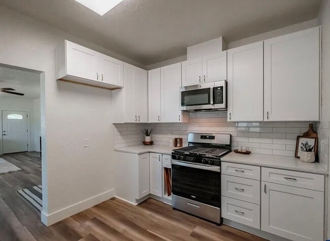 Building Photo - 3 Bedroom Home on Large Corner Lot!