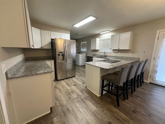 Building Photo - Welcome to this charming 3-bedroom, 2-bath...