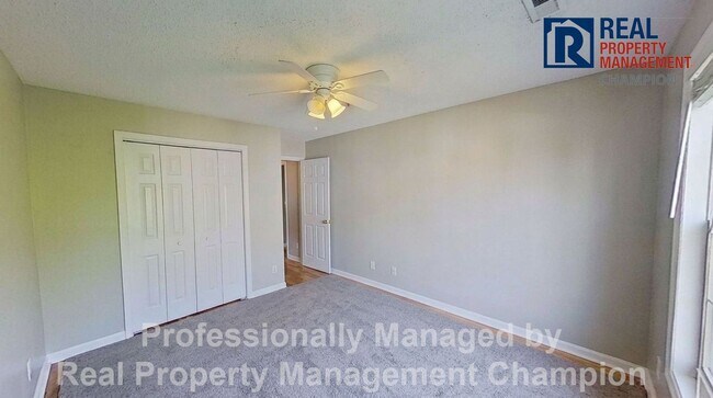 Building Photo - Spacious Upper Level Condo w/Open Floorplan and Split Bedrooms