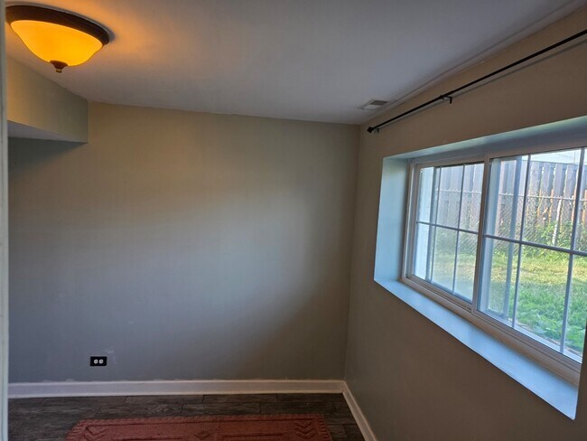 Building Photo - 1719 W Lexington Dr